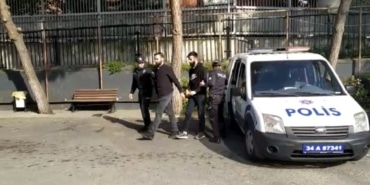 İSTANBUL'DA İKİZ YEĞENLERİNİ ÖLDÜRESİYE DÖVEN AMCAYA EV HAPSİ KAĞITHANE'DE YEĞENLERİNİ SOPAYLA DÖVEN İKİ AMCADAN BİRİ EV HAPSİ ŞARTIYLA DİĞERİ ADLİ KONTROLLE SERBEST KALDI