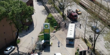 BURSA'DAKİ BOMBALI TERÖR SALDIRISININ YENİ GÖRÜNTÜLERİ ORTAYA ÇIKTI PATLAMANIN ARDINDAN YANARAK SÜRÜKLENEN OTOBÜSÜN GÖRÜNTÜLERİ BİR İŞ YERİNİN KAMERASINA ANBEAN YANSIDI PATLAMANIN MEYDANA GELDİĞİ ALAN DRON İLE HAVADAN GÖRÜNTÜLENDİ