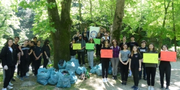 LİSELİ ÖĞRENCİLER ULUDAĞ'IN ORMANLARINI TEMİZLEDİ, BULDUKLARINA KENDİLERİ DE İNANAMADI