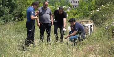YAKALANACAĞINI ANLAYINCA POLİSE KURŞUN YAĞDIRDI DUR İHTARINA UYMADI, KOVALAMACA SONRASI POLİSLE ÇATIŞTI 2 KİŞİNİN KAÇMA ANI VE OTOMOBİLİN ASKIDA KALMASI SANİYE SANİYE GÜVENLİK KAMERALARINA YANSIDI