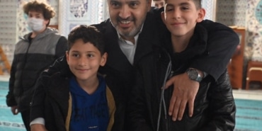 Alinur Aktaş 72 farklı ülkeden 350 öğrenciyle bayramlaştıktan sonra kahvaltı yaptı
