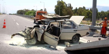 bariyere-carpan-otomobil-hurdaya-dondu-2-14965206_osd