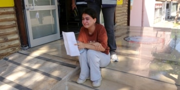 KİMLİĞİNİ UNUTAN KIZ ÖĞRENCİ GÖZYAŞLARINA BOĞULDU OSMANİYE'DE YKS'YE GİRECEĞİ SIRADA KİMLİĞİNİ UNUTTUĞUNU FARK EDEN AYŞE SABANCANLI GÖREVLİ POLİSLER TARAFINDAN GÜÇLÜKLE SAKİNLEŞTİRİLİRKEN, AİLESİNE TELEFONLA ULAŞILMASIYLA ÖĞRENCİ KİMLİĞİNE KAVUŞTU