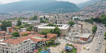 BURSA, TARİHİ MEYDANINA KAVUŞUYOR