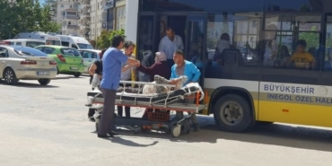 OTOBÜS ŞOFÖRÜ RAHATSIZLANAN YOLCUYU HASTANEYE YETİŞTİRDİ O ANLAR ARAÇ KAMERASINA YANSIDI