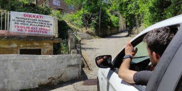 ULUDAĞ YOLUNDA NAVİGASYON UÇURUMA SÜRÜKLÜYOR...PANKART İLE TEDBİR ALDILAR NAVİGASYONDAKİ HARİTA, ULUDAĞ YOLUNU KULLANANLARI UÇURUMLU YOLA SÜRÜKLEYİNCE MAHALLELİ PANKART ASARAK TEDBİR ALDI