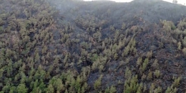 MARMARİS'TE YÜREKLERİ DAĞLAYAN KARA TABLO HAVADAN GÖRÜNTÜLENDİ 4 GÜNDÜR DEVAM EDEN MARMARİS ORMAN YANGINI KISMEN KONTROL ALTINA ALINIRKEN, YANAN SAHALAR DRON İLE HAVADAN GÖRÜNTÜLENDİ