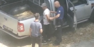 OTOMOBİL FARESİ POLİSE BÖYLE YAKALANDI GÜNDÜZ VAKTİ ARAÇ ÇALMAYA ÇALIŞAN HIRSIZLIK ŞÜPHELİSİ NOKTA GÖREVİ YAPAN POLİSE YAKALANDI