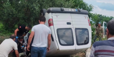 BURSA'DA KONTROLDEN ÇIKAN MİNİBÜS TARLAYA UÇTU: 3 YARALI