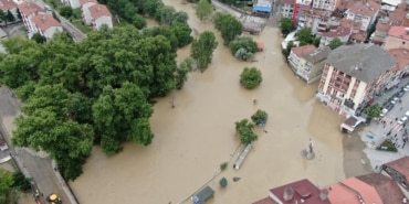 BARTIN'DA SEL SULARI ÇEKİLMEYE BAŞLADI, KENT DRON İLE HAVADAN GÖRÜNTÜLENDİ SEL SULARININ ÇEKİLDİĞİ BÖLGELERDE EKİPLER TEMİZLİK ÇALIŞMALARINA BAŞLADI SULAR ALTINDAKİ KONUTLAR HAVADAN BÖYLE GÖRÜNTÜLENDİ