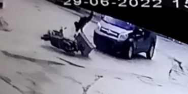 HAFİF TİCARİ ARACIN ÇARPTIĞI MOTOSİKLETLİ BÖYLE HAVALANDI