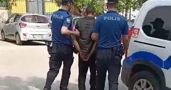 ARANAN ŞÜPHELİ YAKALANINCA KAÇMAK İÇİN BEKÇİLERE TEKME ATTI