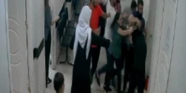 ACİL DOKTORUNU KORİDOR BOYUNCA DARP ETTİLER DOKTORUN DARP EDİLME ANI KAMERADA