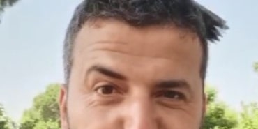 KENDİSİNE EMANET EDİLEN YIRTICI KUŞLA ARKADAŞ OLDU ELLERİYLE BESLEDİ