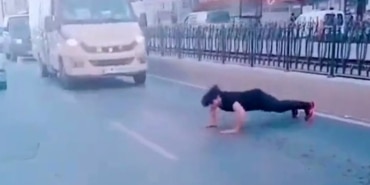 SULTANGAZİ'DE YABANCI UYRUKLU ŞAHIS YOL ORTASINDA ŞINAV ÇEKTİ