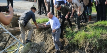 BAKAN SOYLU, ENGELLERİ AŞIP VATANDAŞLARIN YANINA ULAŞTI