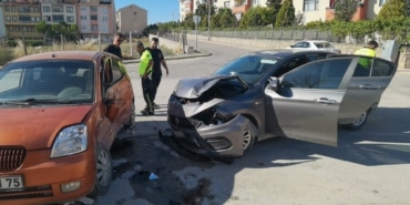 OTOMOBİLLERİN ÇARPIŞTIĞI KAZA SANİYE SANİYE KAMERADA