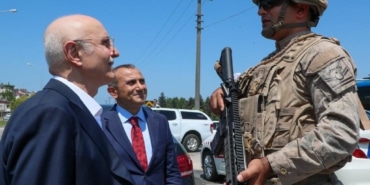 İÇİŞLERİ BAKAN YARDIMCISI ERDİL: "BAYRAMDA BİN 100'DEN FAZLA UYGULAMA NOKTASINDA 211 BİN PERSONEL ALANDA OLACAK" İÇİŞLERİ BAKAN YARDIMCISI TAYYİP SABRİ ERDİL, ORDU'DA TRAFİK DENETİM NOKTALARINDA UYGULAMALARA KATILDI