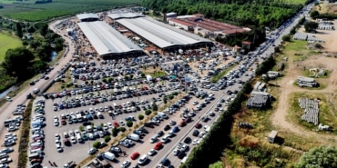 KURBAN TRAFİĞİ KÖPRÜ TRAFİĞİNİ ARATMADI BİNLERCE İNSAN HAYVAN PAZARINA HÜCUM EDİNCE KİLOMETRELERCE ARAÇ KUYRUĞU OLUŞTU