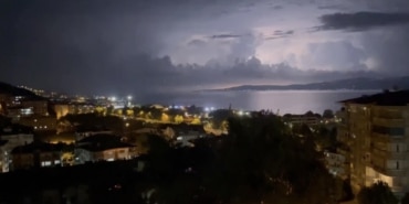 BURSA'DA ŞİMŞEKLER GECEYİ GÜNDÜZE ÇEVİRDİ