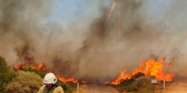ÇEŞME'DEKİ YANGININ SEBEBİ BELLİ OLDU YANGIN ÇİFTLİKTE KAYNAK YAPAN İŞÇİLERİN SIÇRATTIĞI KIVILCIM NEDENİYLE ÇIKTI