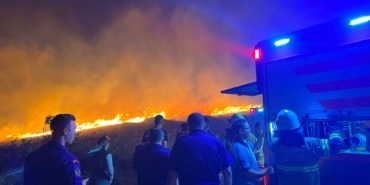 ÇEŞME'DE YANGIN SEBEBİYLE 2 SİTE BOŞALTILDI
