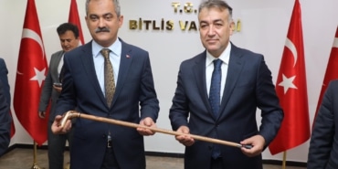 BAKAN ÖZER: "3 BİN YENİ ANAOKULU YAPACAĞIZ" BİTLİS'TE 'İL EĞİTİM DEĞERLENDİRME TOPLANTISI'NA KATILAN MİLLÎ EĞİTİM BAKANI MAHMUT ÖZER: "BİTLİS'İMİZE 12 YENİ BAĞIMSIZ ANAOKULU YAPACAĞIZ"