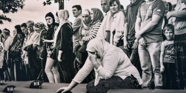 SREBRENİTSA ŞEHİTLERİ FOTOĞRAFLARLA ANILDI