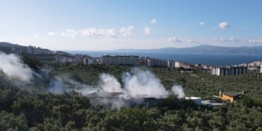 KAYNAK MAKİNESİNDEN SIÇRAYAN KIVILCIM ÇİFTLİĞİ KÜLE ÇEVİRDİ, O ANLAR DRONLA HAVADAN GÖRÜNTÜLENDİ