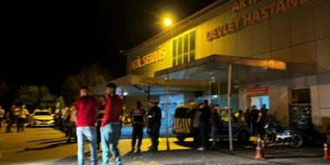 YÜKSEK SESLE KONUŞMA KAVGASI CİNAYETLE BİTTİ KALBİNDEN BIÇAKLANAN KİŞİ HASTANEDE YAŞAMINI YİTİRDİ SİNİR KRİZİ GEÇİREN YAKINLARI ACİL SERVİS KAPISININ CAMINA ZARAR VERDİ