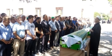 DOĞUM GÜNÜNDE KAZADA ÖLEN MOBİLYACI VE EŞİ TOPRAĞA VERİLDİ