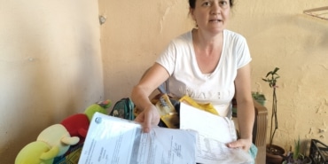 ÇÖP EVDE BİTKİN HALDE BULUNAN ÇOCUĞUN ANNESİ: "KIZ KARDEŞİM OLMASI GEREKEN CEZAYI ALDI, DEVLETİN VERECEĞİ CEZAYA GÜVENİYORUM" ÇÖP EVDE BULUNAN 9 YAŞINDAKİ ÇOCUĞUN ANTALYA'DA YAŞAYAN ANNESİ YASEMİN A.: "ANNEM ÖLELİ 3 YIL OLDU, O GÜN BUGÜNDÜR OĞLUMDAN HABER ALAMIYORUM" "3 YILDIR ÇOCUĞUMUN SESİNİ DUYAMIYORUM, BANA SÜREKLİ BEKLEMEMİ SÖYLEDİLER" "BANA KİMSE YARDIM ETMEDİ, HERKES KENDİ KUYRUĞUNU KURTARMAYA ÇALIŞIYOR. BEN 3 YILDIR ÇOCUĞUMU İSTİYORUM" "SEVGİ EVİ NEDİR, KİM BENİ ÇOCUĞUMDAN AYIRABİLİR. BEN BİR ANNEYİM, O BENİM ÇOCUĞUM VE YANIMDA OLMASI GEREKİYOR"