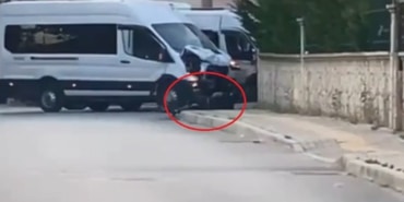 BURSA'DA EN ACI TESADÜF OĞLUNU ALMAYA GİDEN SERVİS ARACI EKMEK ALMAYA GİDEN 71 YAŞINDAKİ ADAMA ÇARPARAK ÖLÜMÜNE SEBEP OLDU