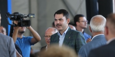 HANLAR BÖLGESİ'NİN DÖNÜŞÜMÜ İÇİN İLK TAŞ BAKAN KURUM'DAN YATIRIM BEDELİ 2 MİLYAR LİRA OLAN 6 PROJENİN TEMELİ ATILIRKEN, BİTENLERİN ANAHTARLARI TESLİM EDİLDİ ÇEVRE, ŞEHİRCİLİK VE İKLİM DEĞİŞİKLİĞİ BAKANI MURAT KURUM: "BİZ TAŞ ÜSTÜNE TAŞ KOYANLARIN YOLUNDAYIZ. BİRİLERİ GİBİ MİLLETİN ÖNÜNE, MİLLETİN İŞLERİNE, MİLLETİN HEDEFLERİNE TAŞ KOYANLARDAN OLMADIK" "BELEDİYELERİN KENTSEL DÖNÜŞÜM İÇİN İLLER BANKASINDAN ALDIKLARI KREDİLERİN FAİZİNİN YARISINI BİZ KARŞILAYACAĞIZ" "2023 SEÇİMLERİ CESUR İLE KAÇAK GÜREŞENLERİN MÜCADELESİDİR" "KURDUĞUNUZ OYUNLAR BOŞA ÇIKACAK, BÜYÜKELÇİLERİN MASASINDA YAPTIĞINIZ HESAPLAR ÇARŞIDA BOZULACAK, YANLIŞ HESABINIZ MUTLAKA SANDIKTAN DÖNECEKTİR" "BURSA MEDENİYETTİR. BURSA GEÇMİŞTİR. BURSA GELECEKTİR. BURSA TÜRKİYE'DİR"