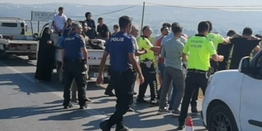 İNSAN DOLU KAMYONET TRAFİKTEN MEN EDİLİNCE ORTALIK KARIŞTI
