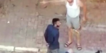 SOKAK ORTASINDA BIÇAKLADIĞI KADININ BAŞINDA BEKLEYİP YANINA KİMSEYİ YAKLAŞTIRMADI ŞÜPHELİ, MAHALLELİNİN TEPKİSİ ÜZERİNE KAÇARKEN, AĞIR YARALANAN KADIN HASTANEYE KALDIRILDI
