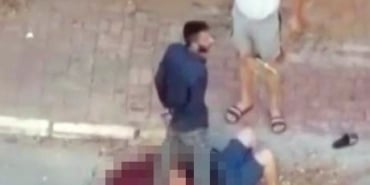 SOKAK ORTASINDA KADINI BOĞAZINDAN BIÇAKLAYAN ŞÜPHELİ TUTUKLANDI ŞÜPHELİ, SAVCILIK VE MAHKEMEDE SUSMA HAKKINI KULLANDI
