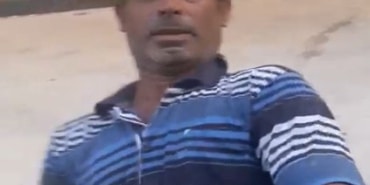 AMBULANSA KAFA ATTI, ARACA ZARAR VERMEYE ÇALIŞTI MERSİN'DE YAKINLARINI HASTANEYE GÖTÜRMEK İÇİN GELEN AMBULANSA ZARAR VEREN VE DAHA SONRA ARACA KAFA ATAN ŞAHIS, KORKU DOLU ANLAR YAŞATTI SAĞLIKÇILARIN ŞİKAYETÇİ OLDUĞU ŞAHIS GÖZALTINA ALINIRKEN, OLAY ANI CEP TELEFONU KAMERALARINA YANSIDI