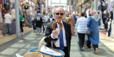 SICAK HAVADA HER GÜN 20 KİLOMETRE YÜRÜYEREK TAKIM ELBİSEYLE SİMİT SATIYOR 64 YAŞINDA AŞIRI SICAĞA RAĞMEN TAKIM ELBİSE GİYİP HİZMET VERİYOR