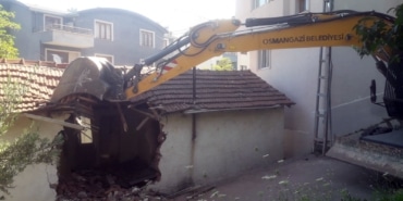 OSMANGAZİ'DE METRUK BİNALAR HUZUR VE GÜVENLİK İÇİN YIKILIYOR