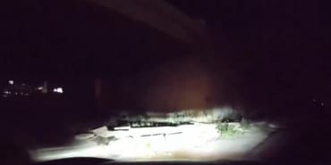 VİRAJA HIZLI GİREN OTOMOBİL KÖPRÜ DUVARINA ÇARPTI KAZA ANI ARAÇ KAMERASINA SANİYE SANİYE YANSIDI