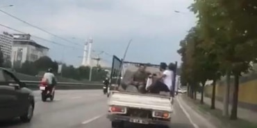 BURSA'DA KAMYONET ARKASINDA TEHLİKELİ YOLCULUK KAMERADA MÜZİSYEN GENÇLER DÜĞÜNE CANLARINI ADETA HİÇE SAYARAK GİTTİ