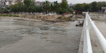 SAĞANAK YAĞIŞ DENİZİN RENGİNİ DEĞİŞTİRDİ HAYATI FELÇ EDEN KISA SÜRELİ SAĞANAKTA, AĞAÇLAR KIRILDI