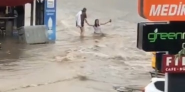 BAŞKENT'TE SEL SULARINA KAPILAN GENÇ KIZI BİR VATANDAŞ KURTARDI