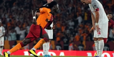 BAFETİMBİ GOMİS OYUNA SONRADAN GİRDİ YİNE GOLÜNÜ ATTI GOMİS LİGDEKİ İKİNCİ GOLÜNÜ KAYDETTİ