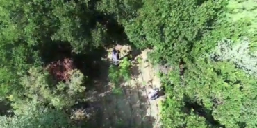 ORMANA UYUŞTURUCU DİKTİLER, DRON İLE YAPILAN OPERASYONDA YAKALANDILAR ORMANA KENEVİR BİTKİSİ DİKEN 2 ŞÜPHELİDEN 1'İ TUTUKLANDI