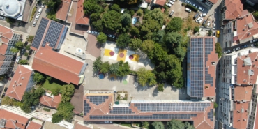 BURSA'DAKİ BU OKUL KENDİ ENERJİSİNİ ÜRETTİ BURSA'DA 17 OKULUN ÇATISINA GÜNEŞ ENERJİ SİSTEMİ KURULUYOR