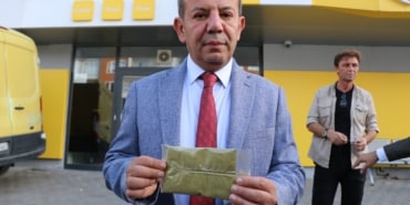 BOLU BELEDİYE BAŞKANI ÖZCAN, HDP'YE KINA GÖNDERDİ BOLU BELEDİYE BAŞKANI TANJU ÖZCAN: "HDP İLE SİYASETEN BİR ARAYA GELMEYİ DÜŞÜNEN VARSA İKİ KEZ DAHA DÜŞÜNMESİNİ TAVSİYE EDİYORUM ÇÜNKÜ VATAN HAİNLERİYLE OTURUP KONUŞACAK MEVZUMUZ SÖZ KONUSU DAHİ OLAMAZ"
