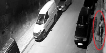 BALKONDA ASILI OLAN ÇAMAŞIRLARI ÇALDI, O ANLAR KAMERADA