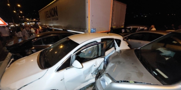 SAMSUN'DA FECİ KAZA: 23 ARAÇ BİRBİRİNE GİRDİ, 18 KİŞİ YARALANDI